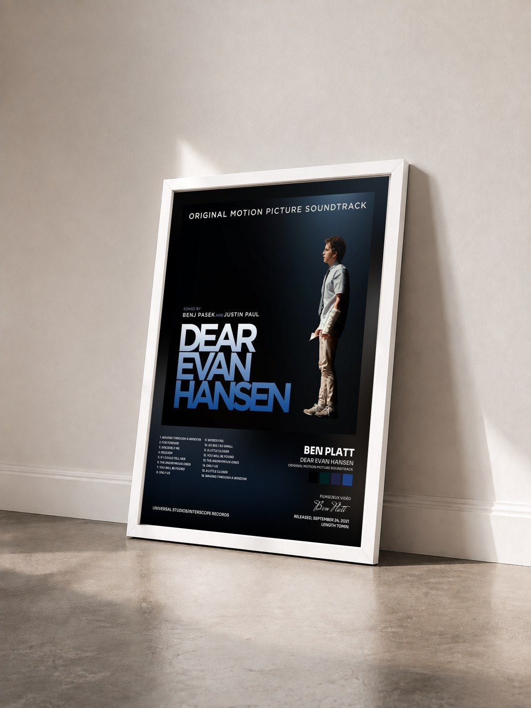 #blanc Tableau de l'album Dear Evan Hansen (Original Motion Picture Soundtrack) de Ben Platt vu de trois quarts, cadre blanc