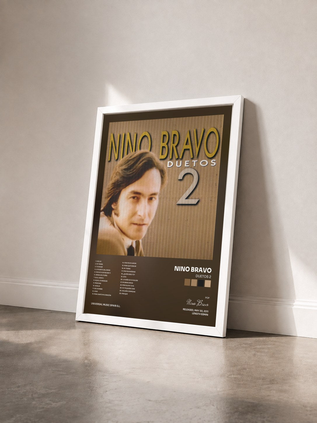 #blanc Tableau de l'album Duetos 2 de Nino Bravo vu de trois quarts, cadre blanc