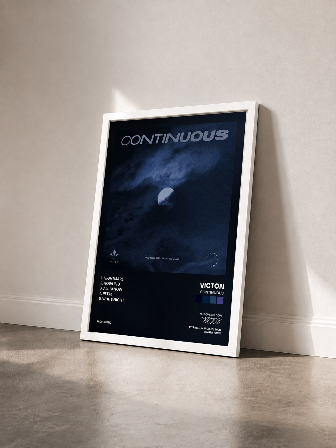 #blanc Tableau de l'album Continuous de VICTON vu de trois quarts, cadre blanc