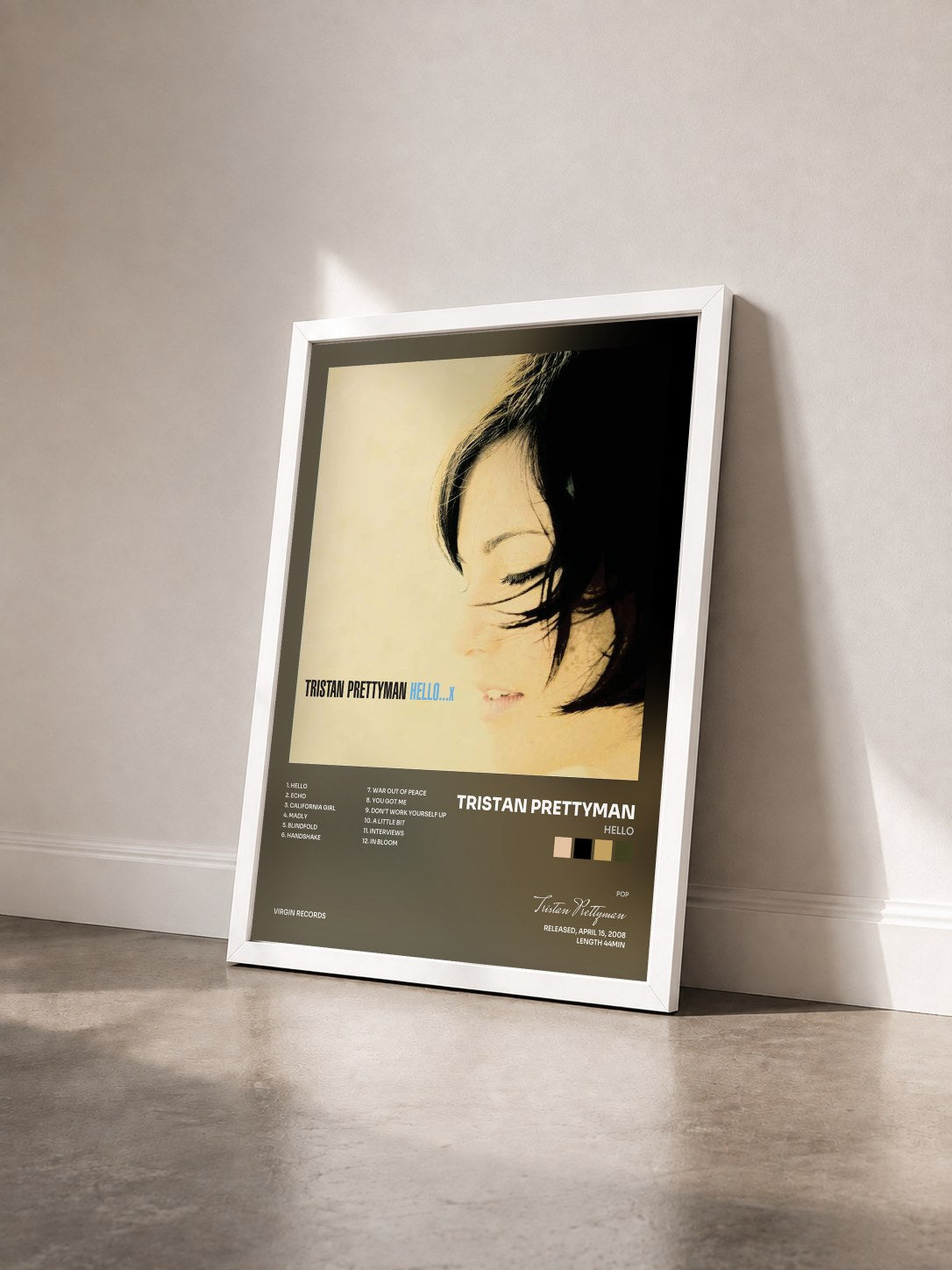 #blanc Tableau de l'album Hello de Tristan Prettyman vu de trois quarts, cadre blanc