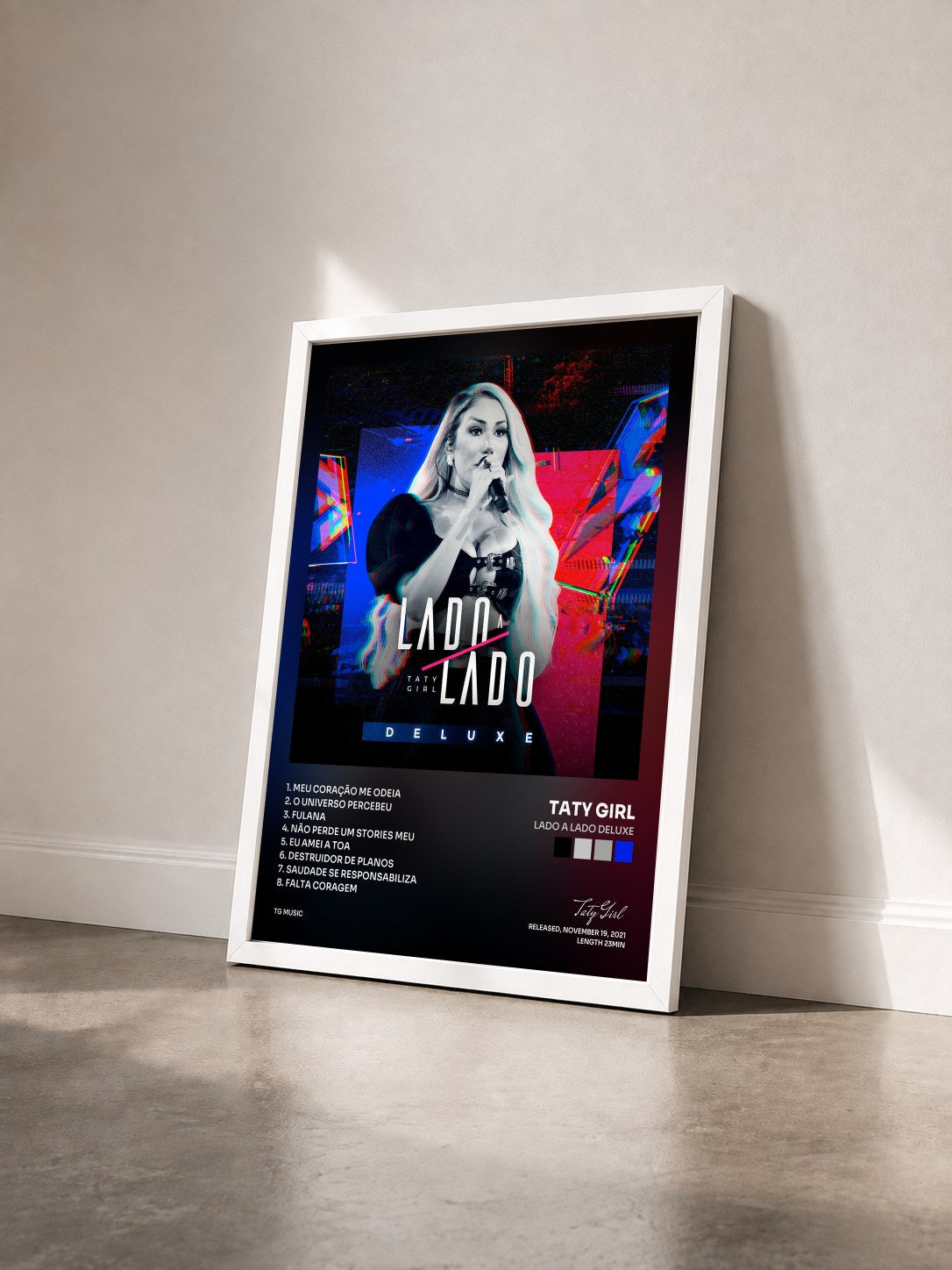 #blanc Tableau de l'album Lado a Lado DELUXE de Taty Girl vu de trois quarts, cadre blanc