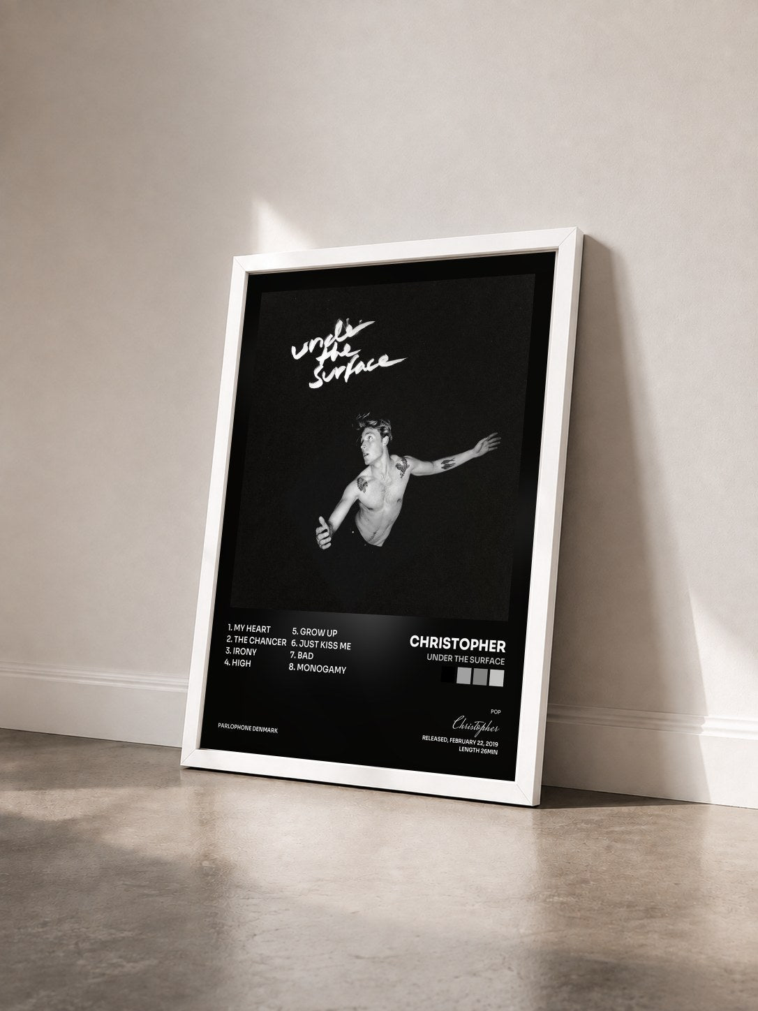 #blanc Tableau de l'album Under the Surface de Christopher vu de trois quarts, cadre blanc
