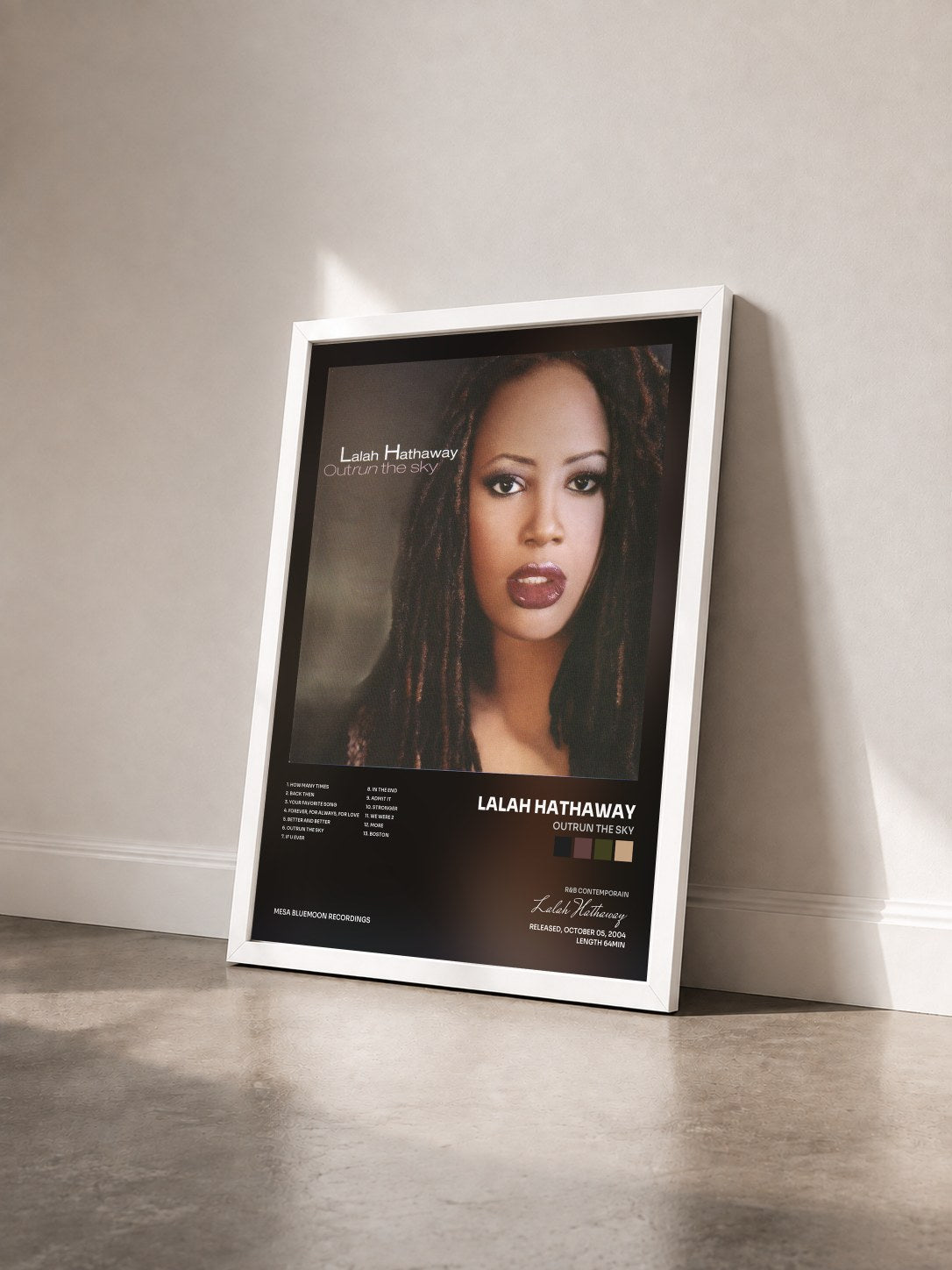 #blanc Tableau de l'album Outrun The Sky de Lalah Hathaway vu de trois quarts, cadre blanc