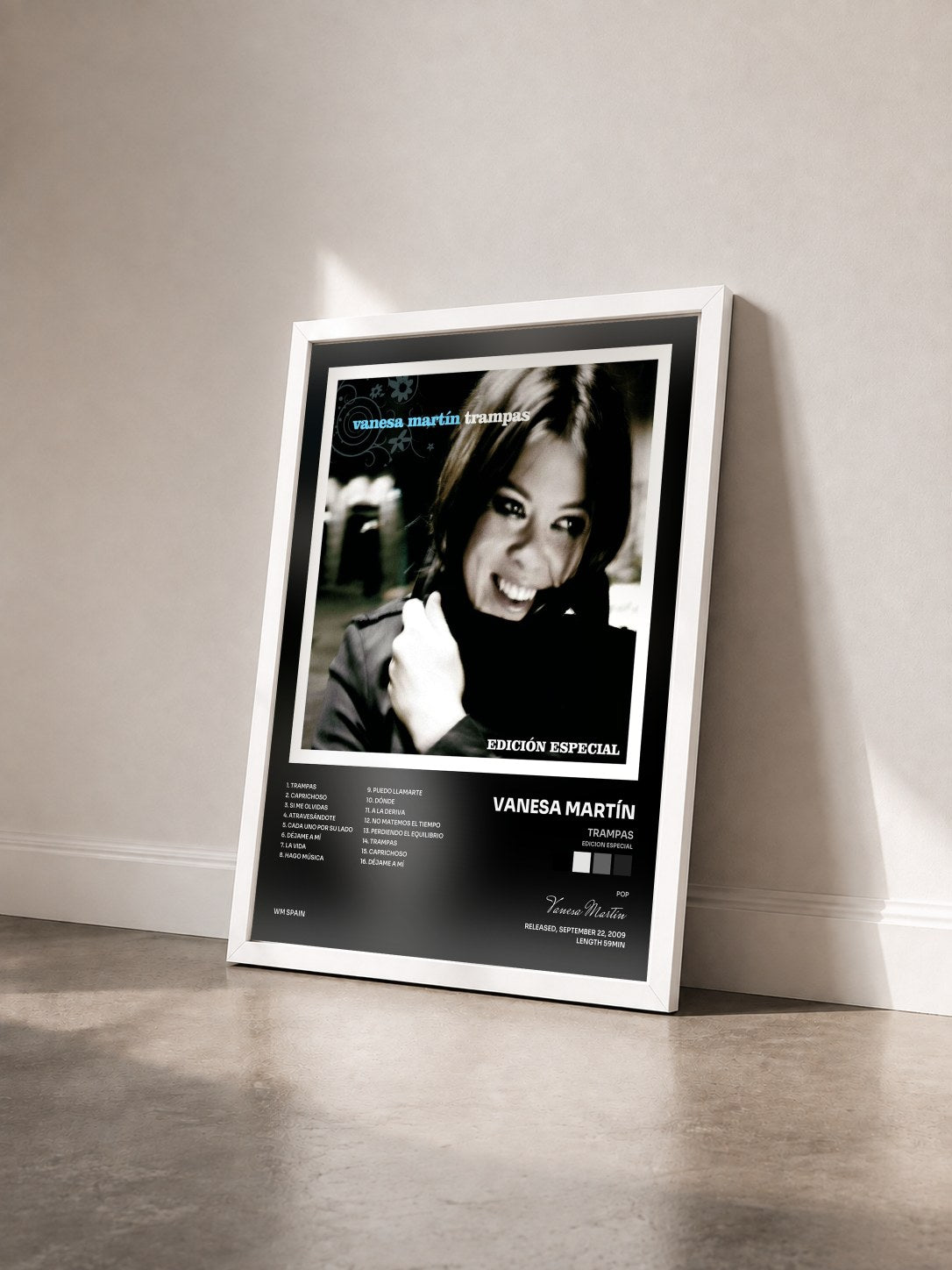#blanc Tableau de l'album Trampas (Edicion especial) de Vanesa Martín vu de trois quarts, cadre blanc