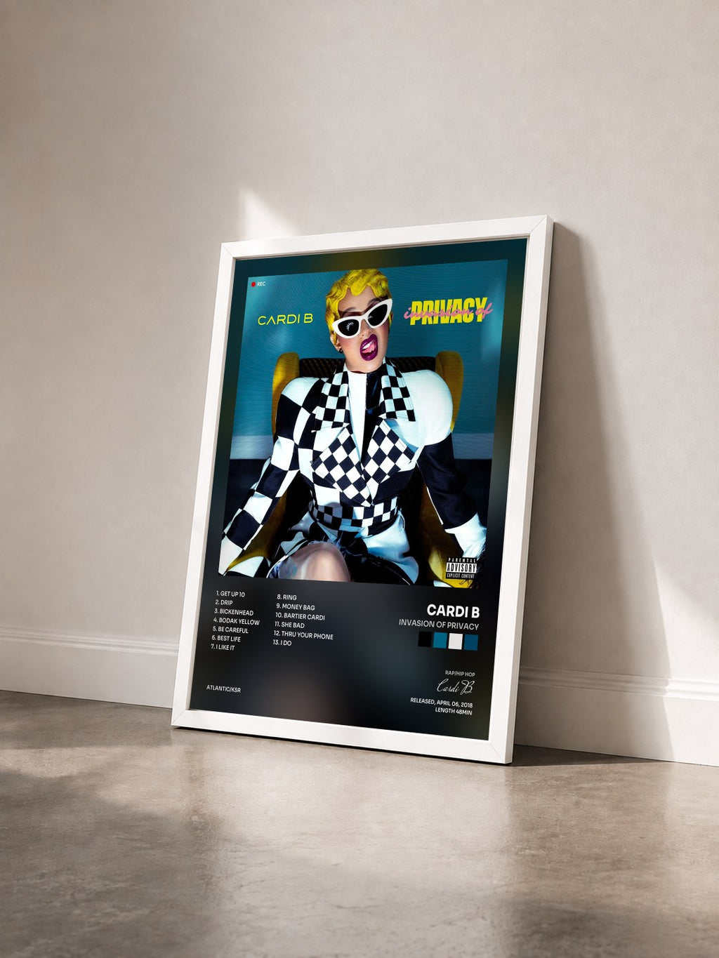 #blanc Invasion of Privacy di Cardi B in stampa incorniciata vista di tre quarti, cornice bianca