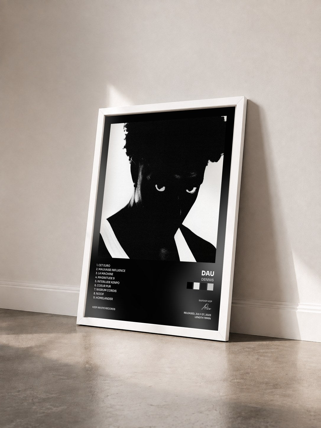 #blanc Tableau de l'album DENNIS de Dau vu de trois quarts, cadre blanc