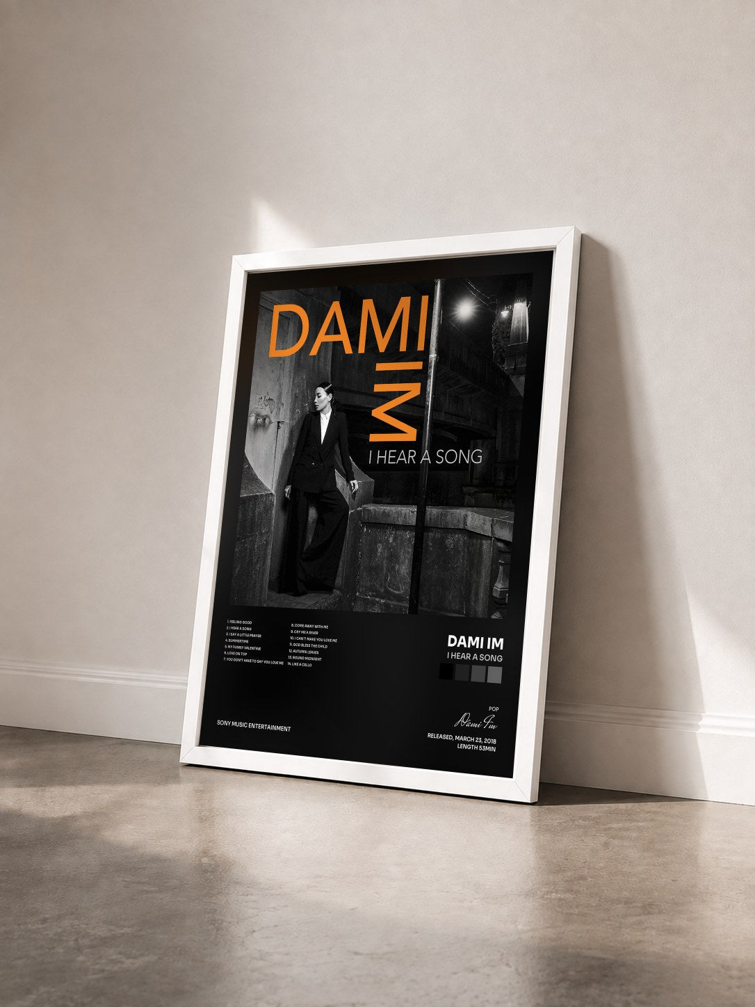 #blanc Tableau de l'album I Hear a Song de Dami Im vu de trois quarts, cadre blanc