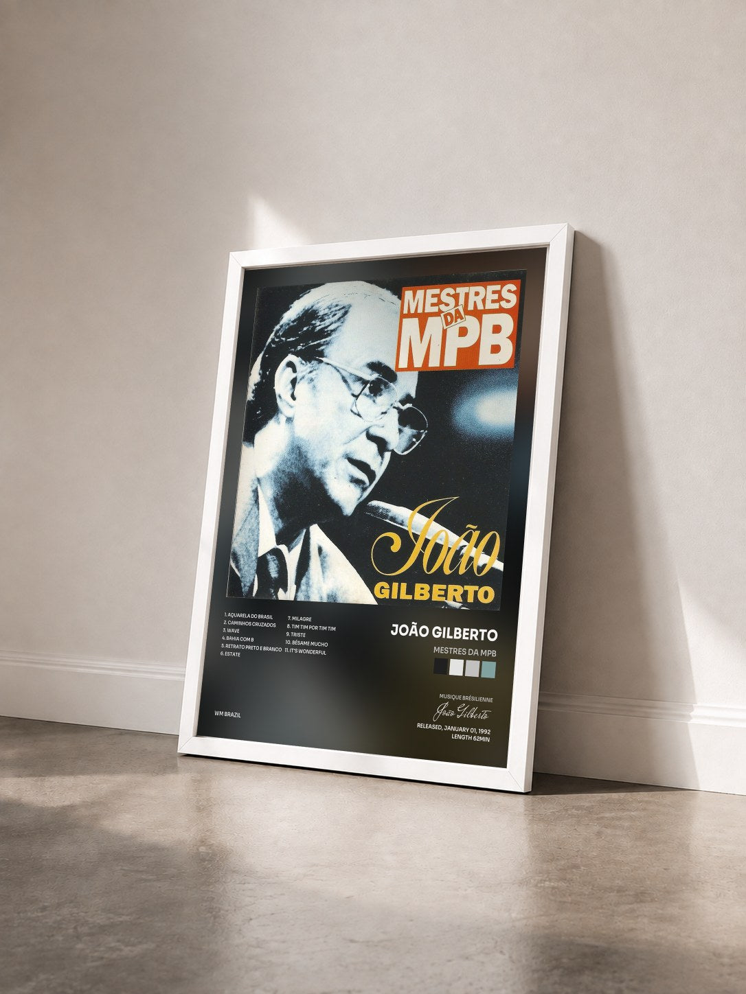 #blanc Tableau de l'album Mestres da Mpb de João Gilberto vu de trois quarts, cadre blanc