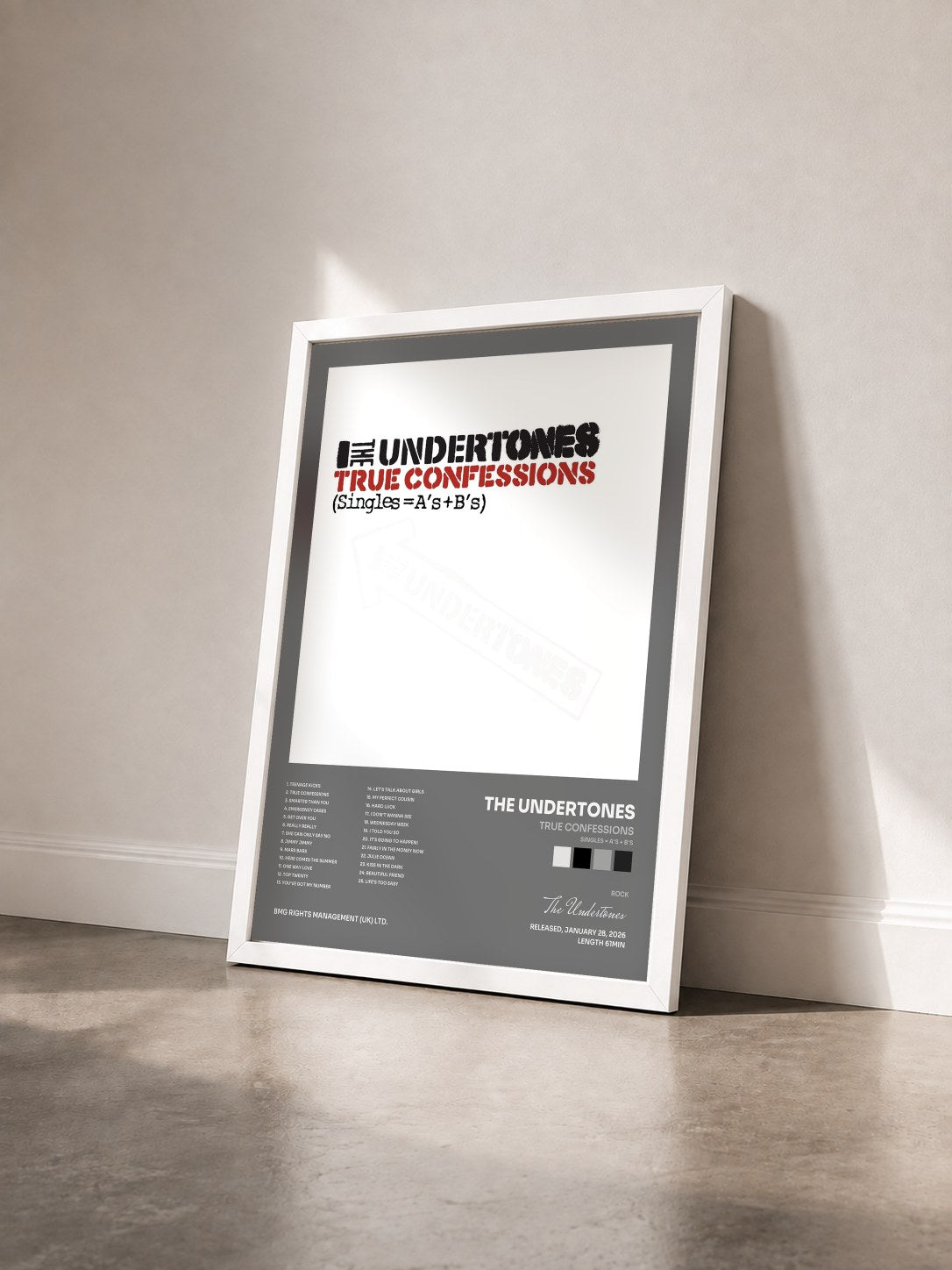 #blanc Tableau de l'album True Confessions (Singles = A's + B's) de The Undertones vu de trois quarts, cadre blanc