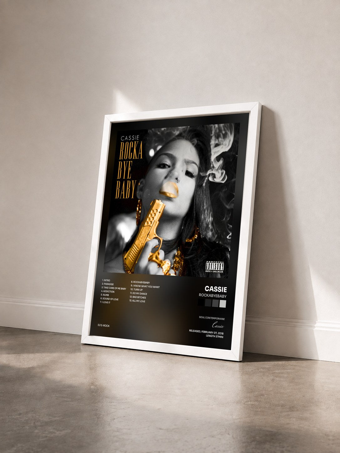 #blanc Tableau de l'album RockaByeBaby de Cassie vu de trois quarts, cadre blanc
