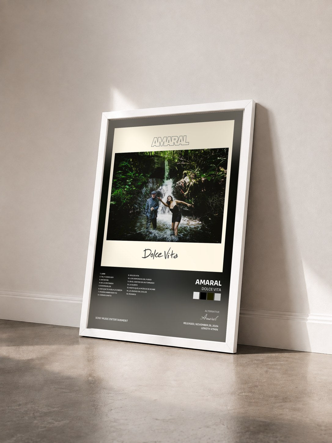 #blanc Tableau de l'album Dolce Vita de Amaral vu de trois quarts, cadre blanc