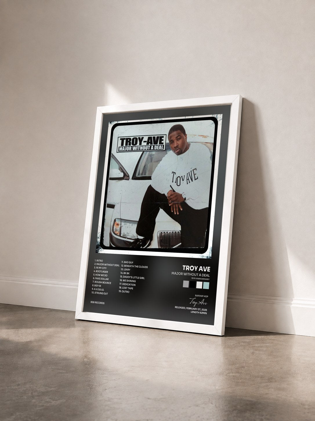 #blanc Tableau de l'album Major Without A Deal (15yr Anniversary) de Troy Ave vu de trois quarts, cadre blanc