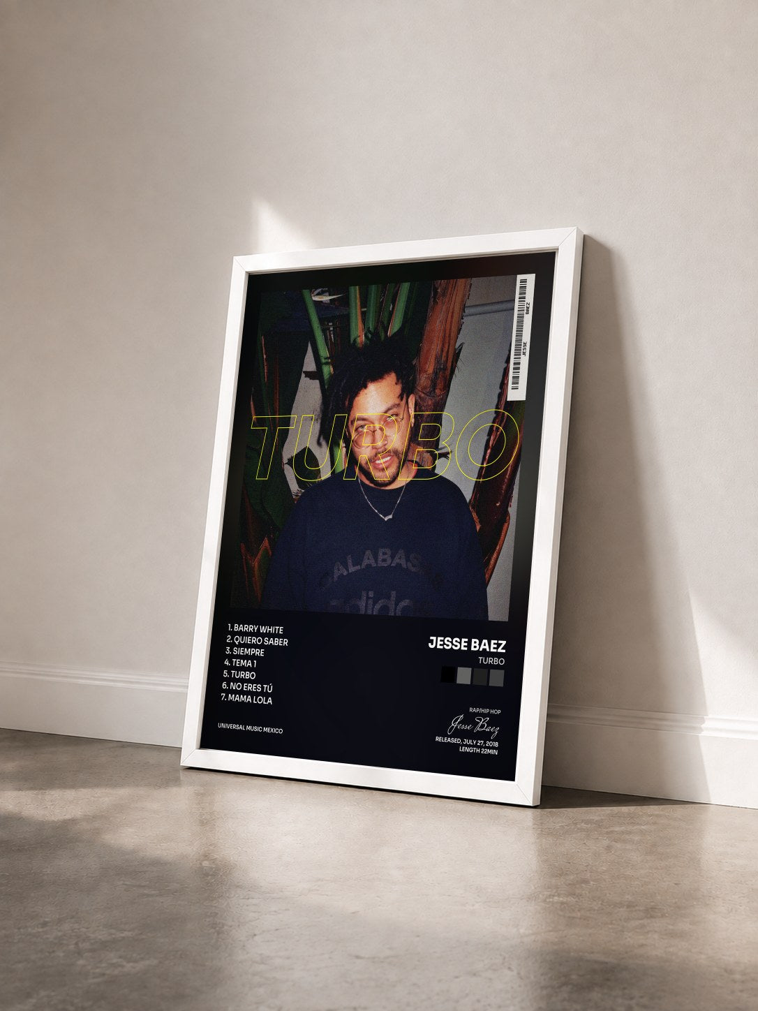 #blanc Tableau de l'album Turbo de Jesse Baez vu de trois quarts, cadre blanc