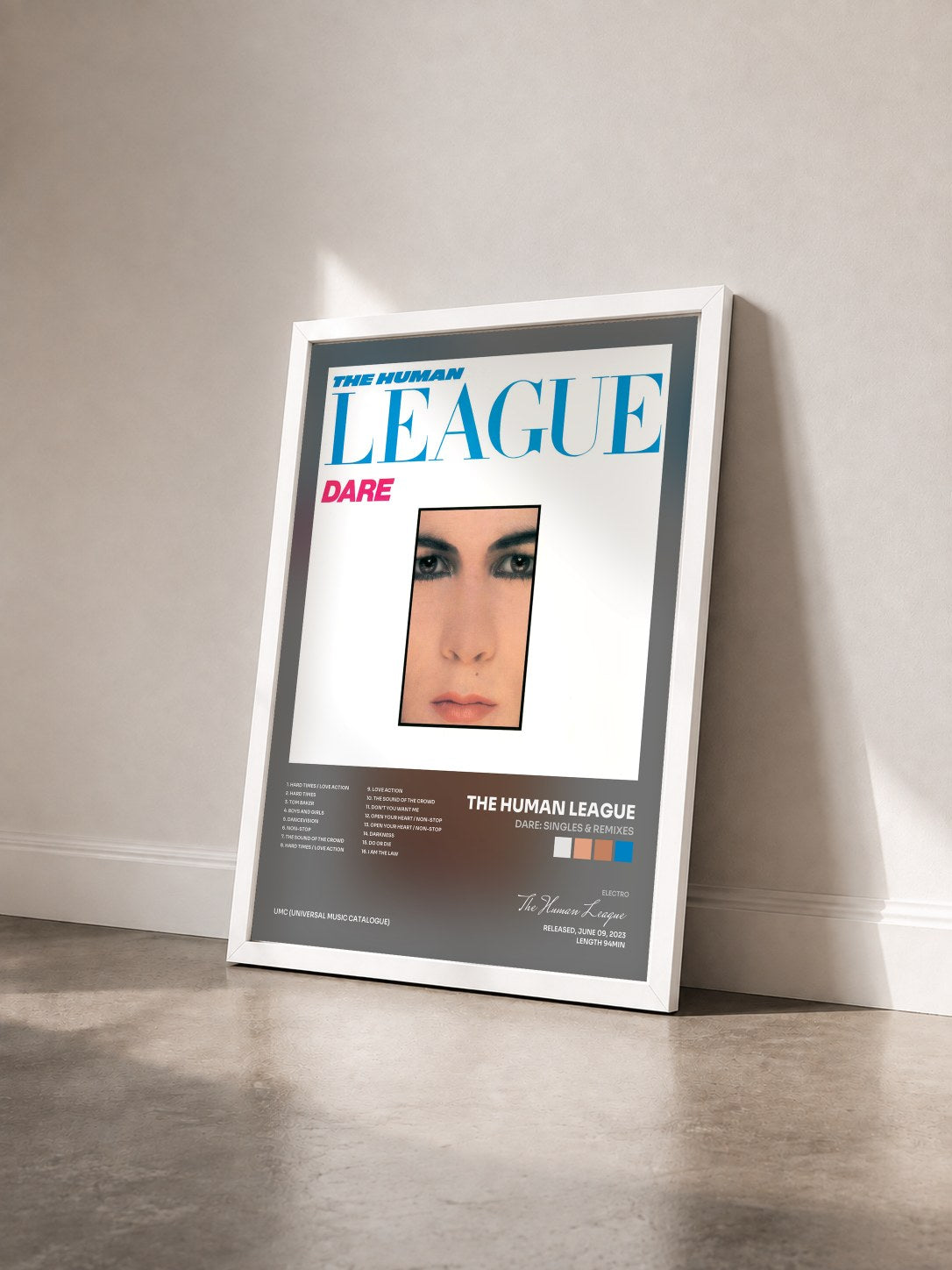 #blanc Tableau de l'album Dare: Singles & Remixes de The Human League vu de trois quarts, cadre blanc
