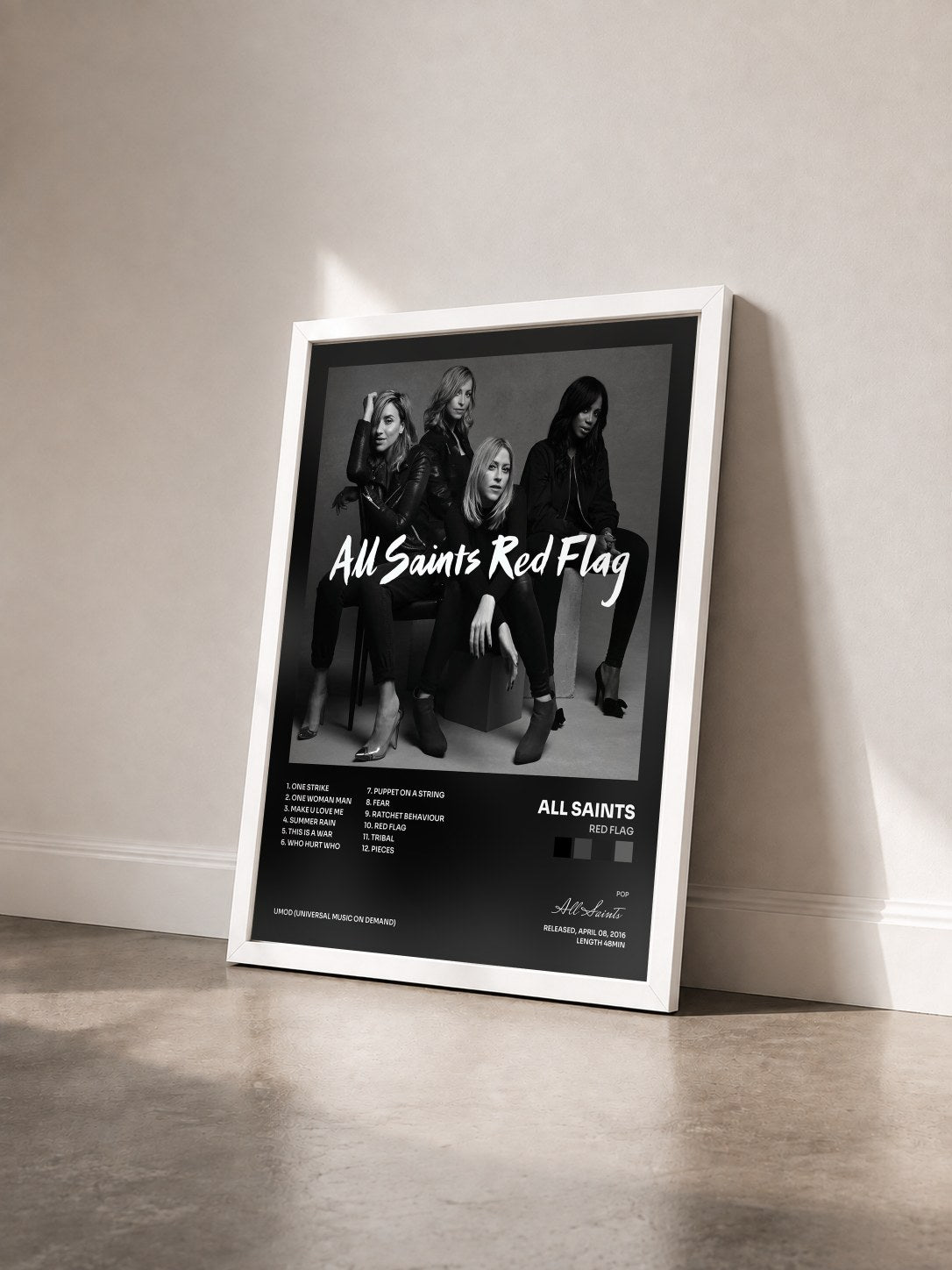 #blanc Tableau de l'album Red Flag de All Saints vu de trois quarts, cadre blanc