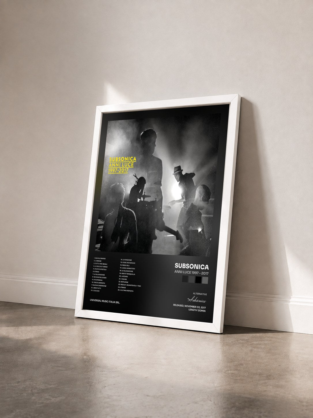 #blanc Tableau de l'album Anni Luce 1997 - 2017 de Subsonica vu de trois quarts, cadre blanc