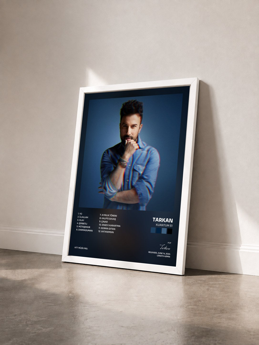 #blanc Tableau de l'album Kuantum 51 de Tarkan vu de trois quarts, cadre blanc