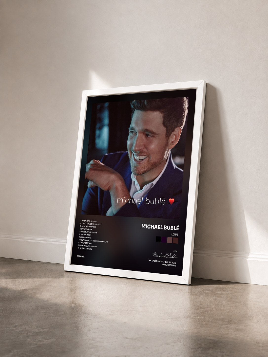 #blanc Tableau de l'album love de Michael Bublé vu de trois quarts, cadre blanc
