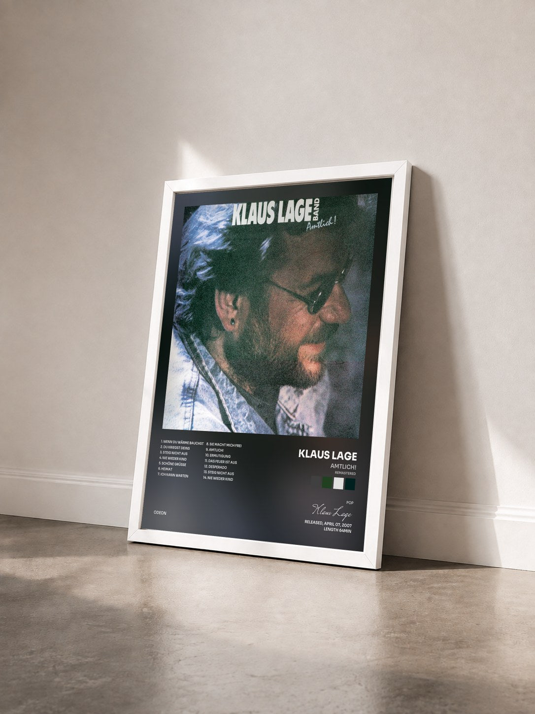 #blanc Tableau de l'album Amtlich! (Remastered) de Klaus Lage vu de trois quarts, cadre blanc