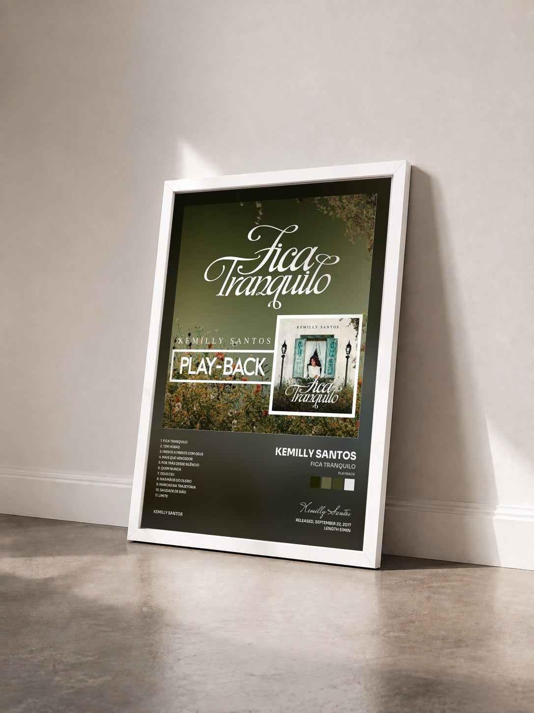 #blanc Tableau de l'album Fica Tranquilo (Playback) de Kemilly Santos vu de trois quarts, cadre blanc