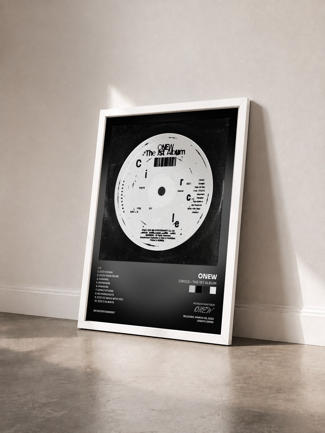 #blanc Tableau de l'album Circle - The 1st Album de ONEW vu de trois quarts, cadre blanc
