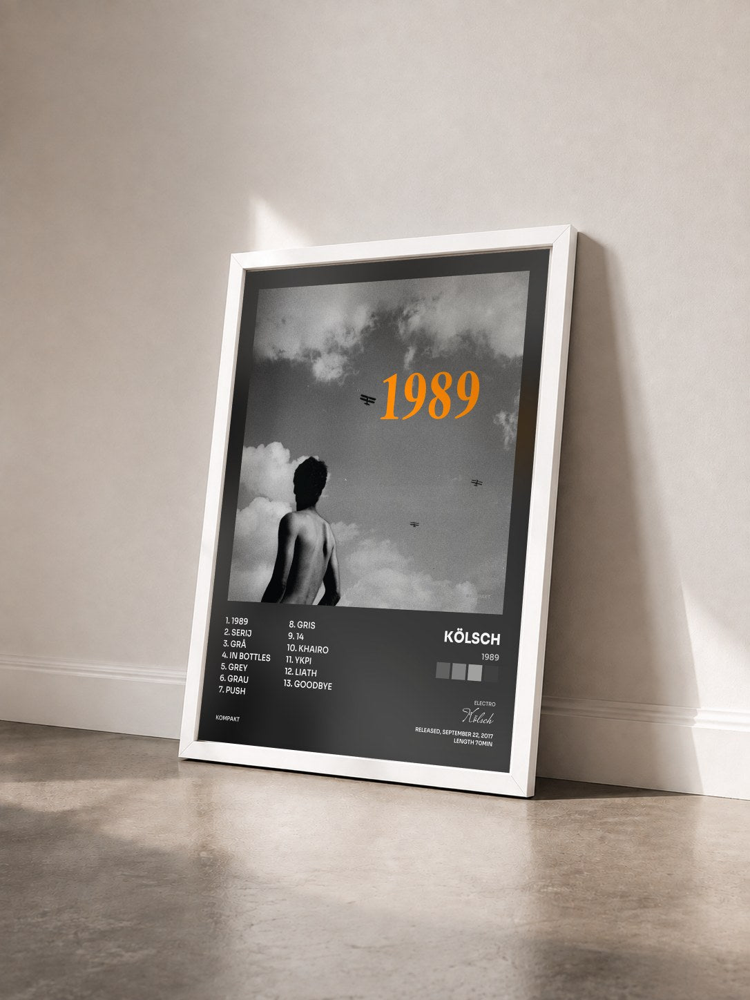 #blanc Tableau de l'album 1989 de Kölsch vu de trois quarts, cadre blanc