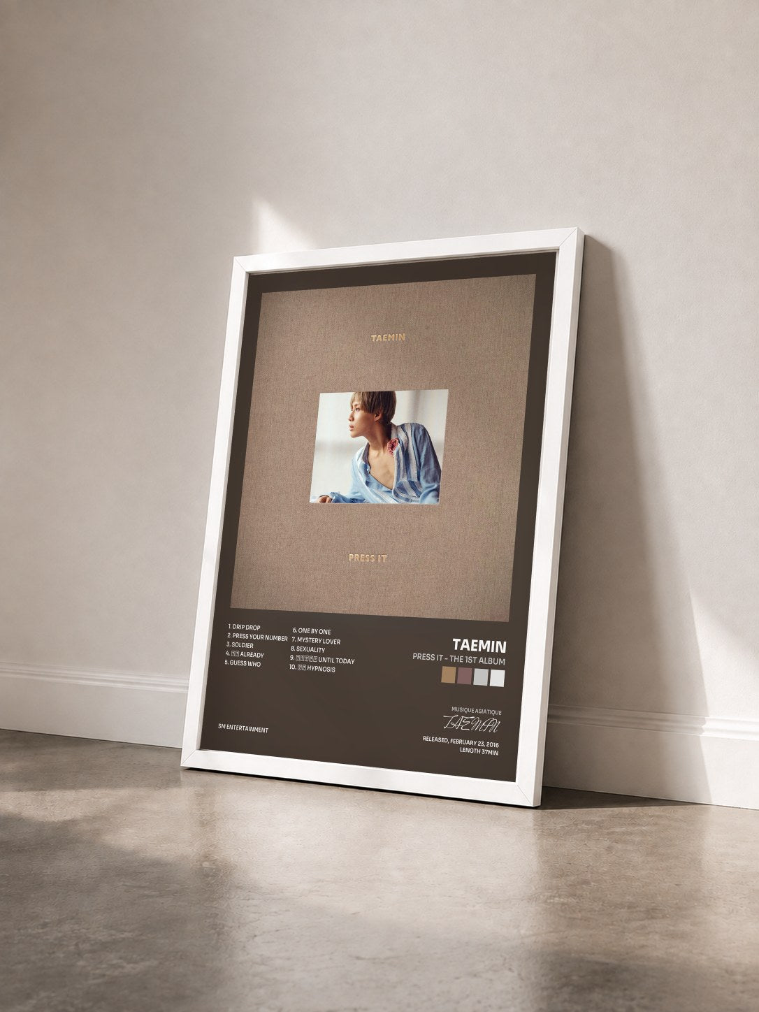 #blanc Tableau de l'album Press It - The 1st Album de TAEMIN vu de trois quarts, cadre blanc
