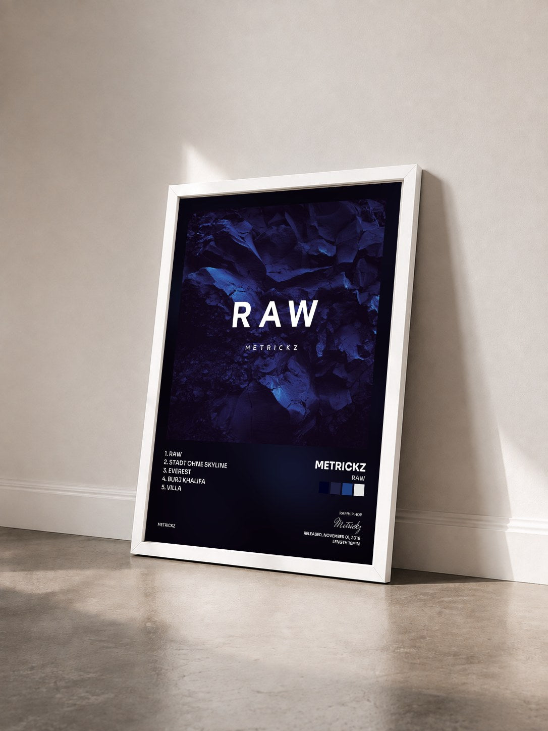 #blanc Tableau de l'album RAW de Metrickz vu de trois quarts, cadre blanc