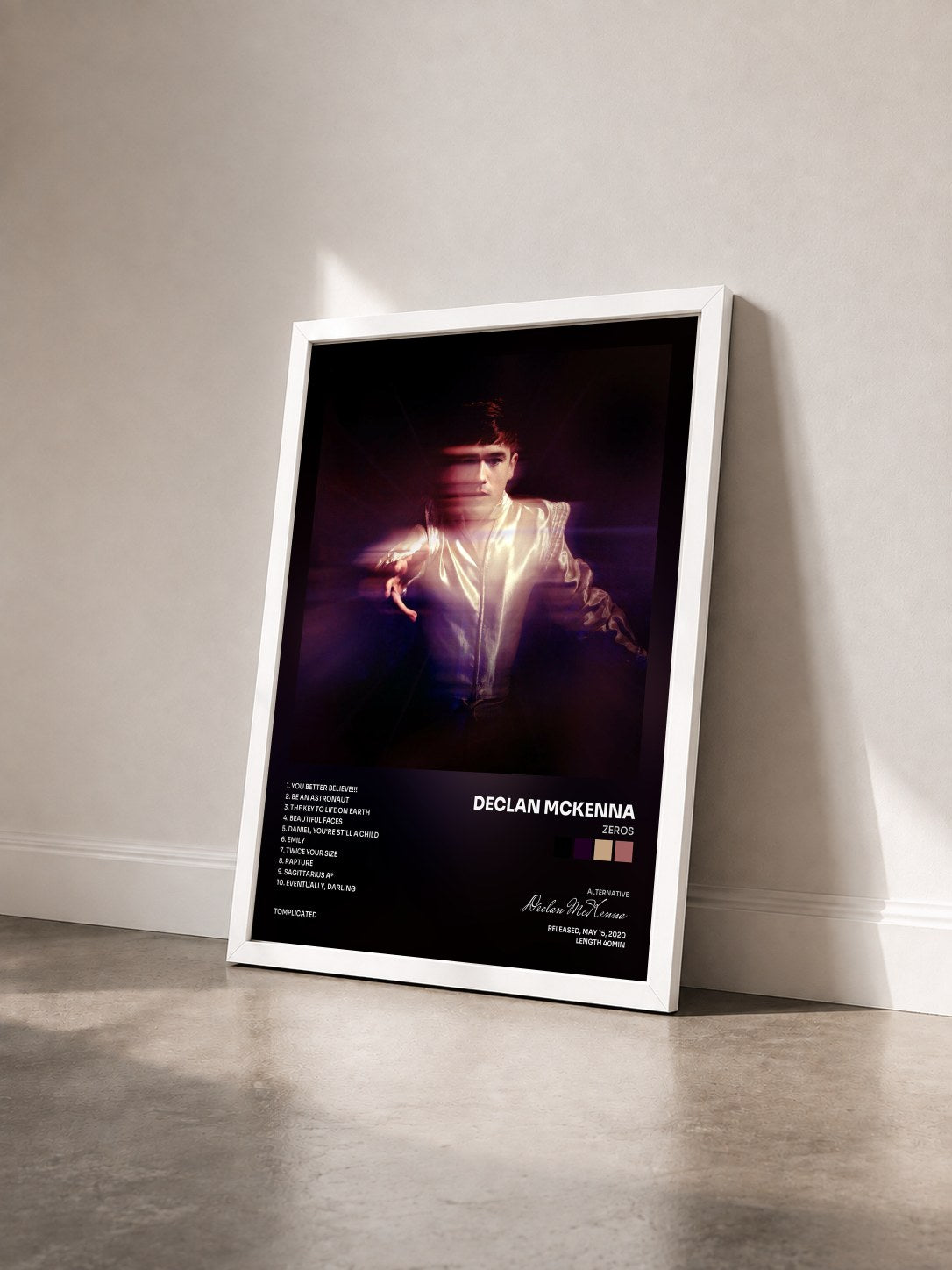 #blanc Tableau de l'album Zeros de Declan McKenna vu de trois quarts, cadre blanc