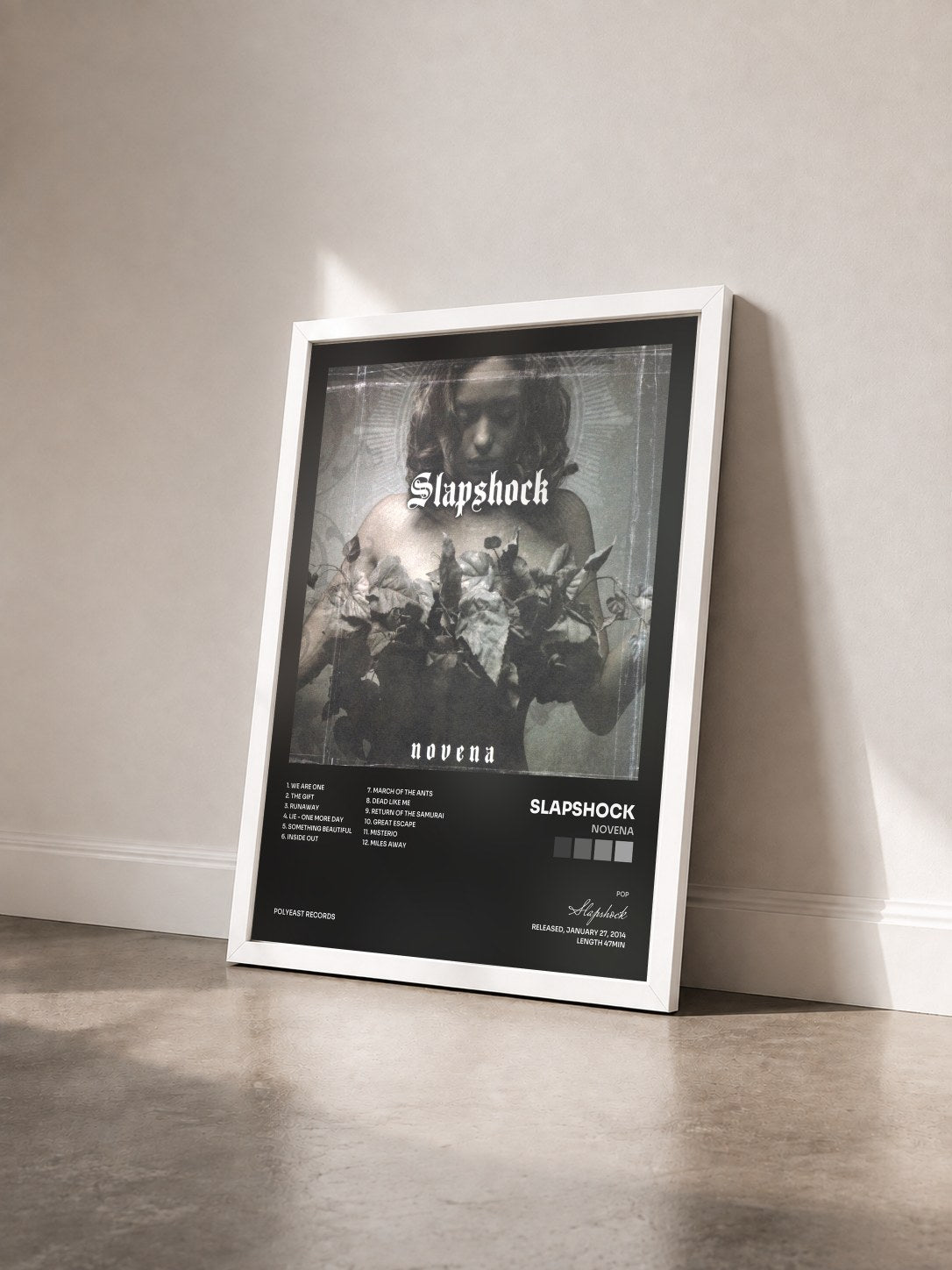 #blanc Tableau de l'album Novena de Slapshock vu de trois quarts, cadre blanc