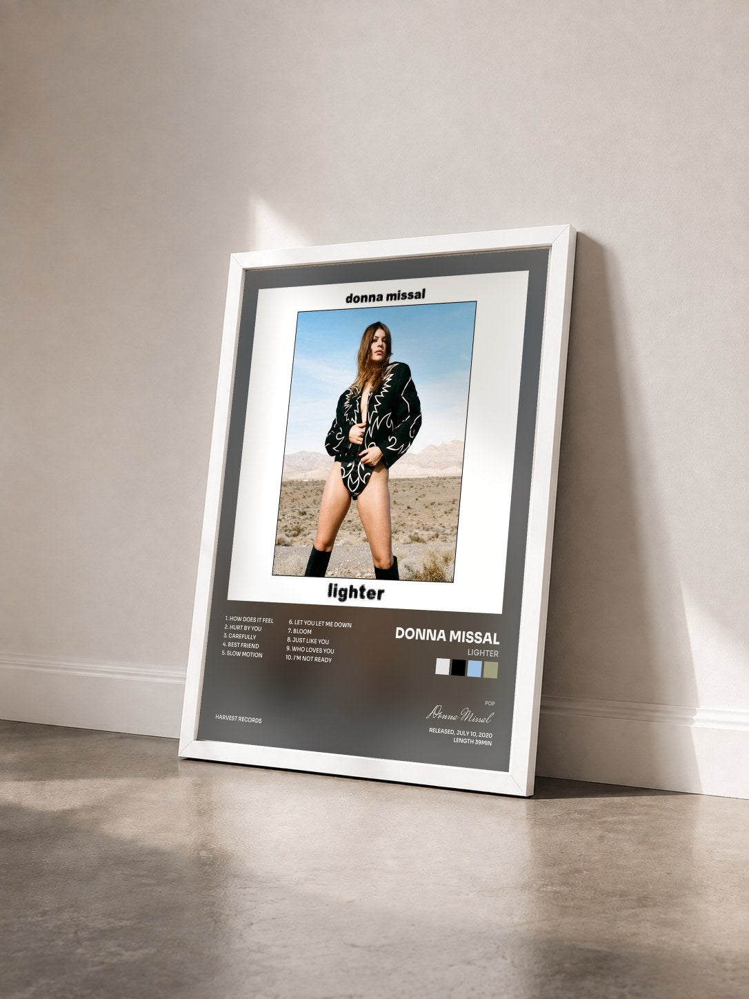 #blanc Tableau de l'album Lighter de Donna Missal vu de trois quarts, cadre blanc