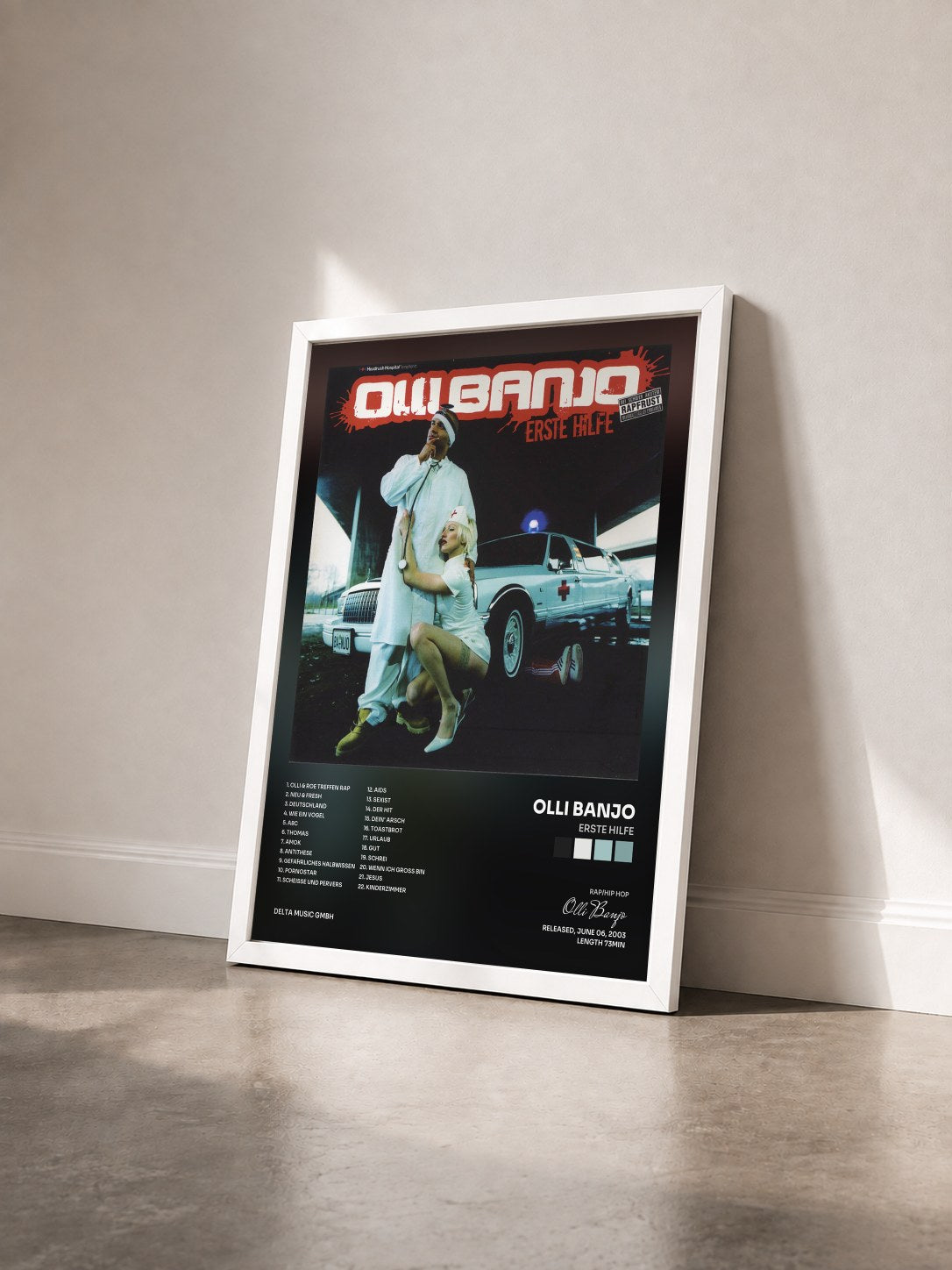 #blanc Tableau de l'album Erste Hilfe de Olli Banjo vu de trois quarts, cadre blanc