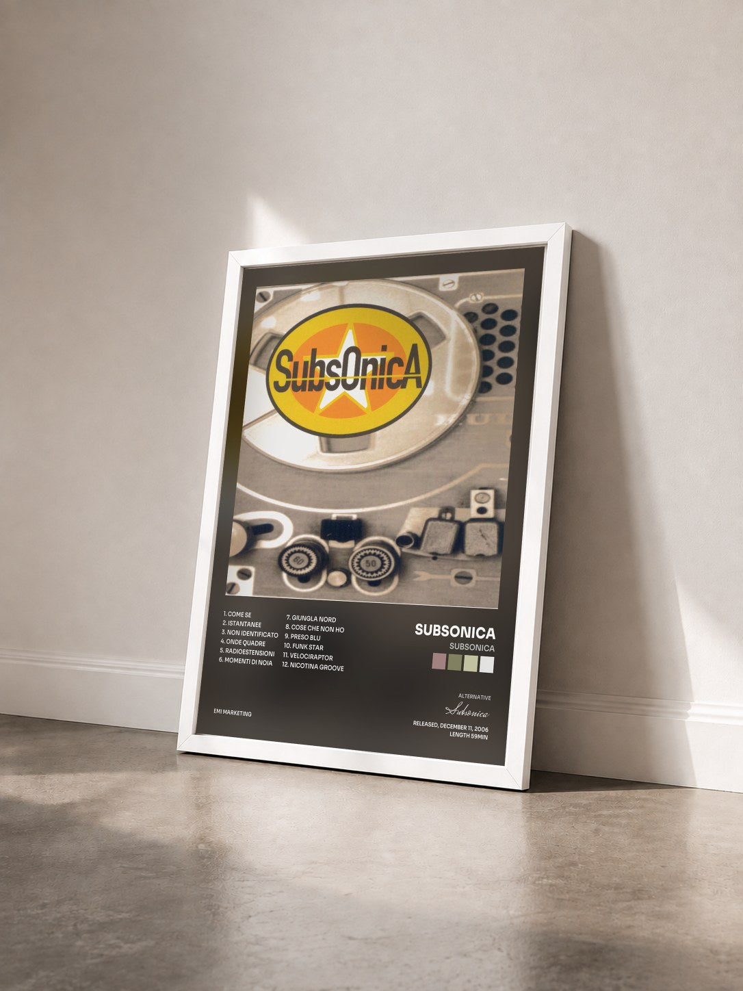 #blanc Tableau de l'album Subsonica de Subsonica vu de trois quarts, cadre blanc