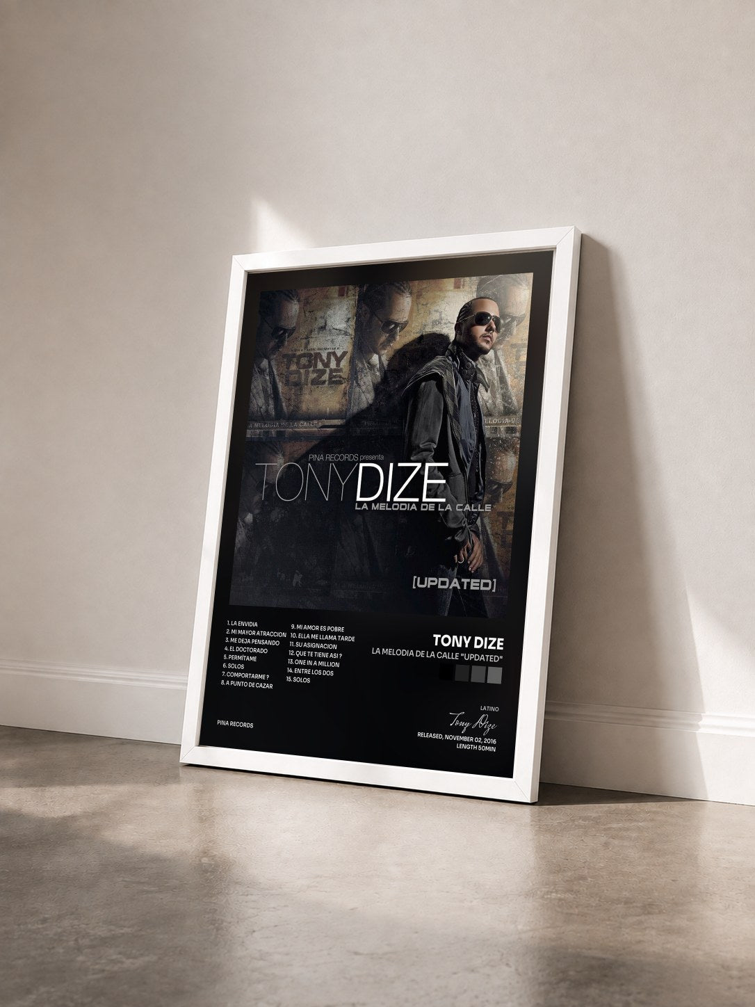 #blanc Tableau de l'album La Melodia de la Calle "Updated" de Tony Dize vu de trois quarts, cadre blanc
