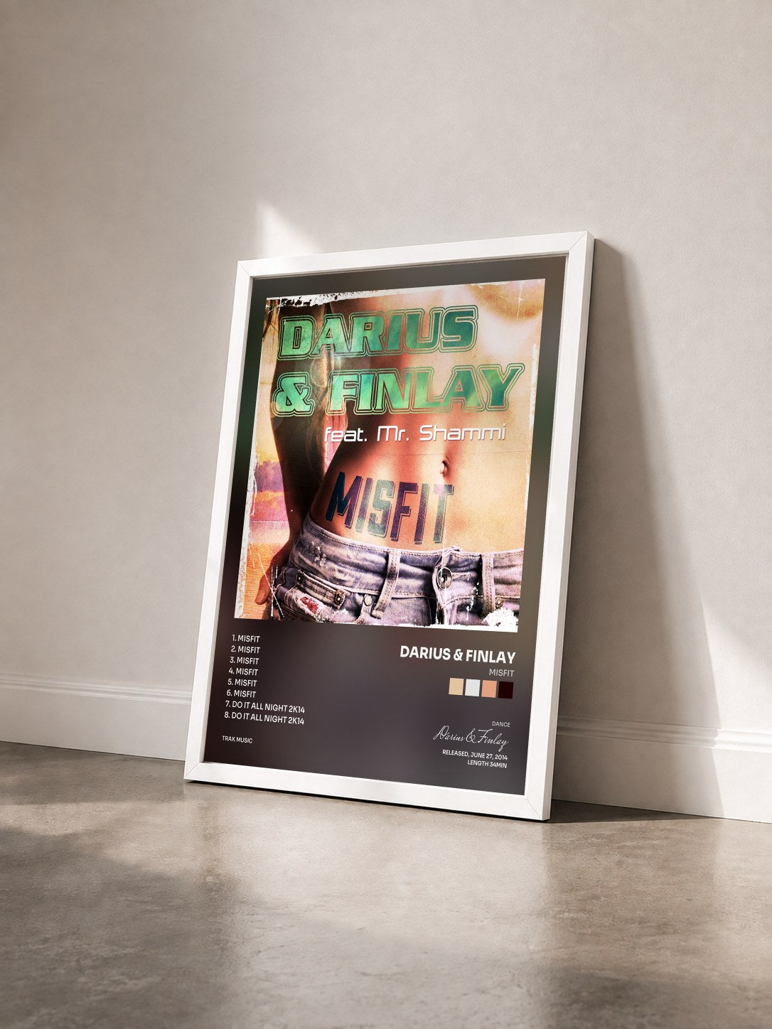 #blanc Tableau de l'album Misfit de Darius & Finlay vu de trois quarts, cadre blanc