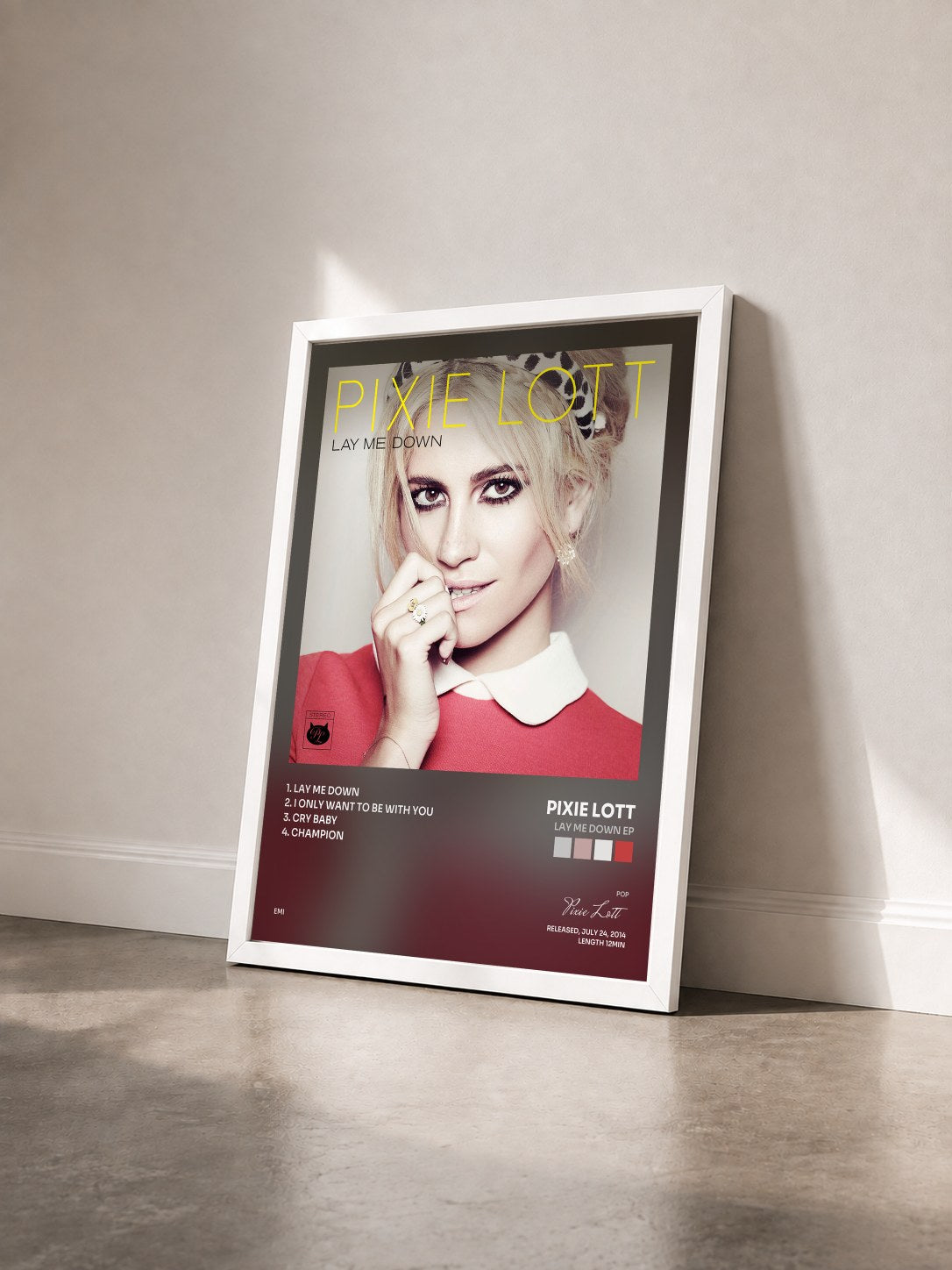 #blanc Tableau de l'album Lay Me Down EP de Pixie Lott vu de trois quarts, cadre blanc