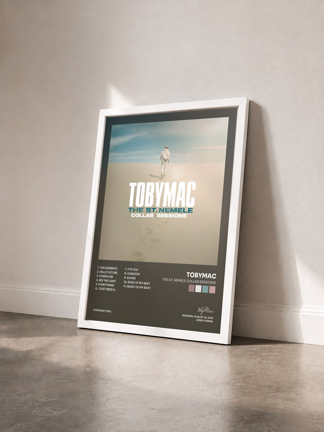 #blanc Tableau de l'album The St. Nemele Collab Sessions de tobyMac vu de trois quarts, cadre blanc