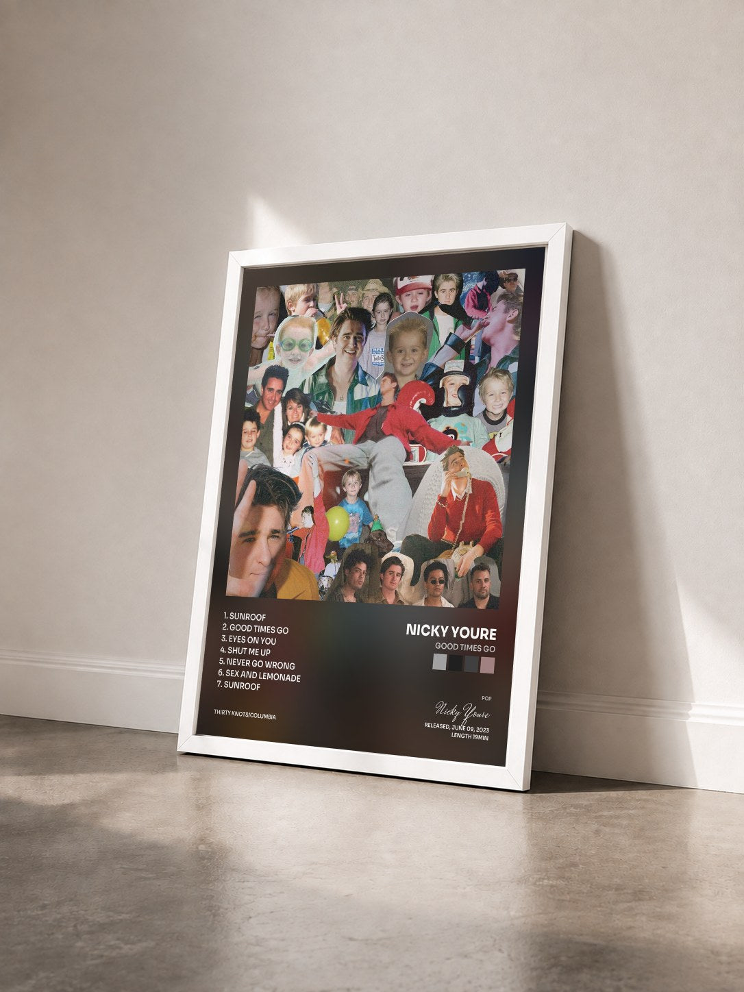 #blanc Tableau de l'album Good Times Go de Nicky Youre vu de trois quarts, cadre blanc