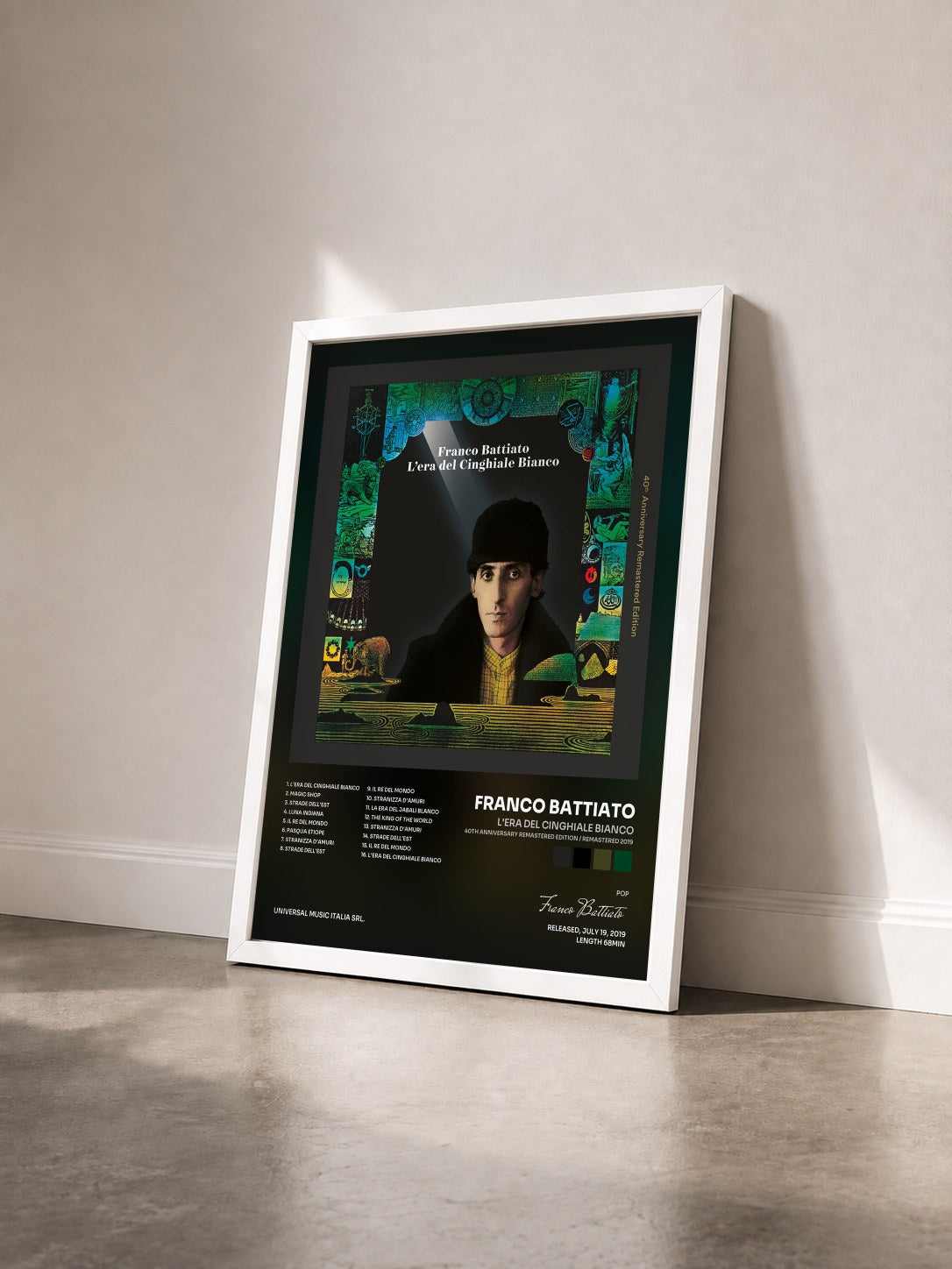 #blanc Tableau de l'album L'Era Del Cinghiale Bianco (40th Anniversary Remastered Edition / Remastered 2019) de Franco Battiato vu de trois quarts, cadre blanc