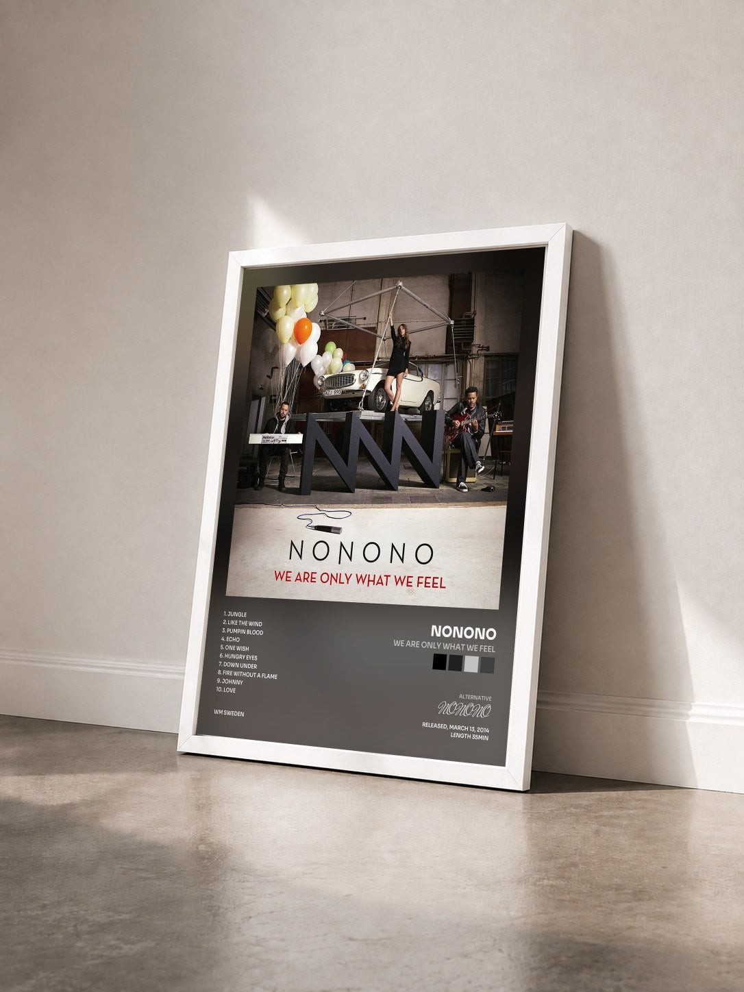 #blanc Tableau de l'album We Are Only What We Feel de NONONO vu de trois quarts, cadre blanc