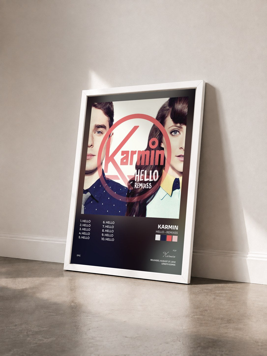 #blanc Tableau de l'album Hello - Remixes de Karmin vu de trois quarts, cadre blanc