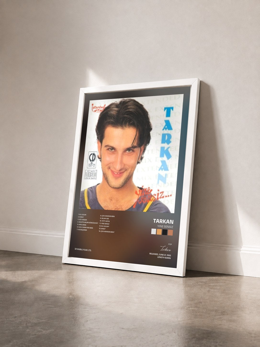 #blanc Tableau de l'album Yine Sensiz de Tarkan vu de trois quarts, cadre blanc