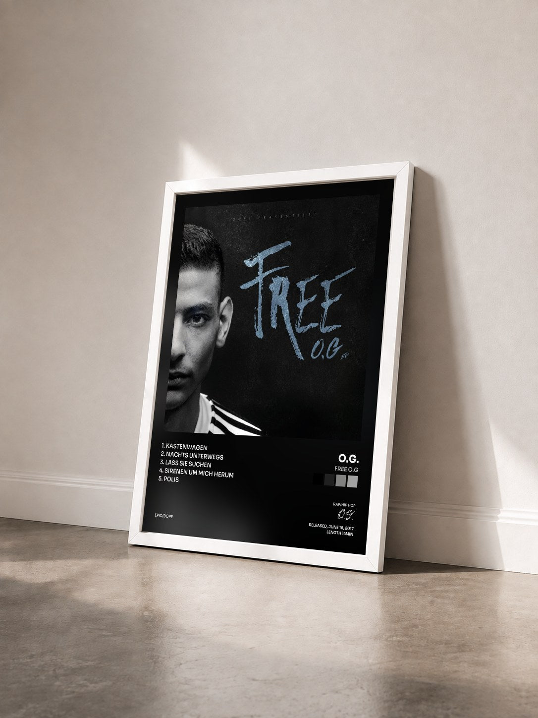 #blanc Tableau de l'album Free O.G de O.G. vu de trois quarts, cadre blanc