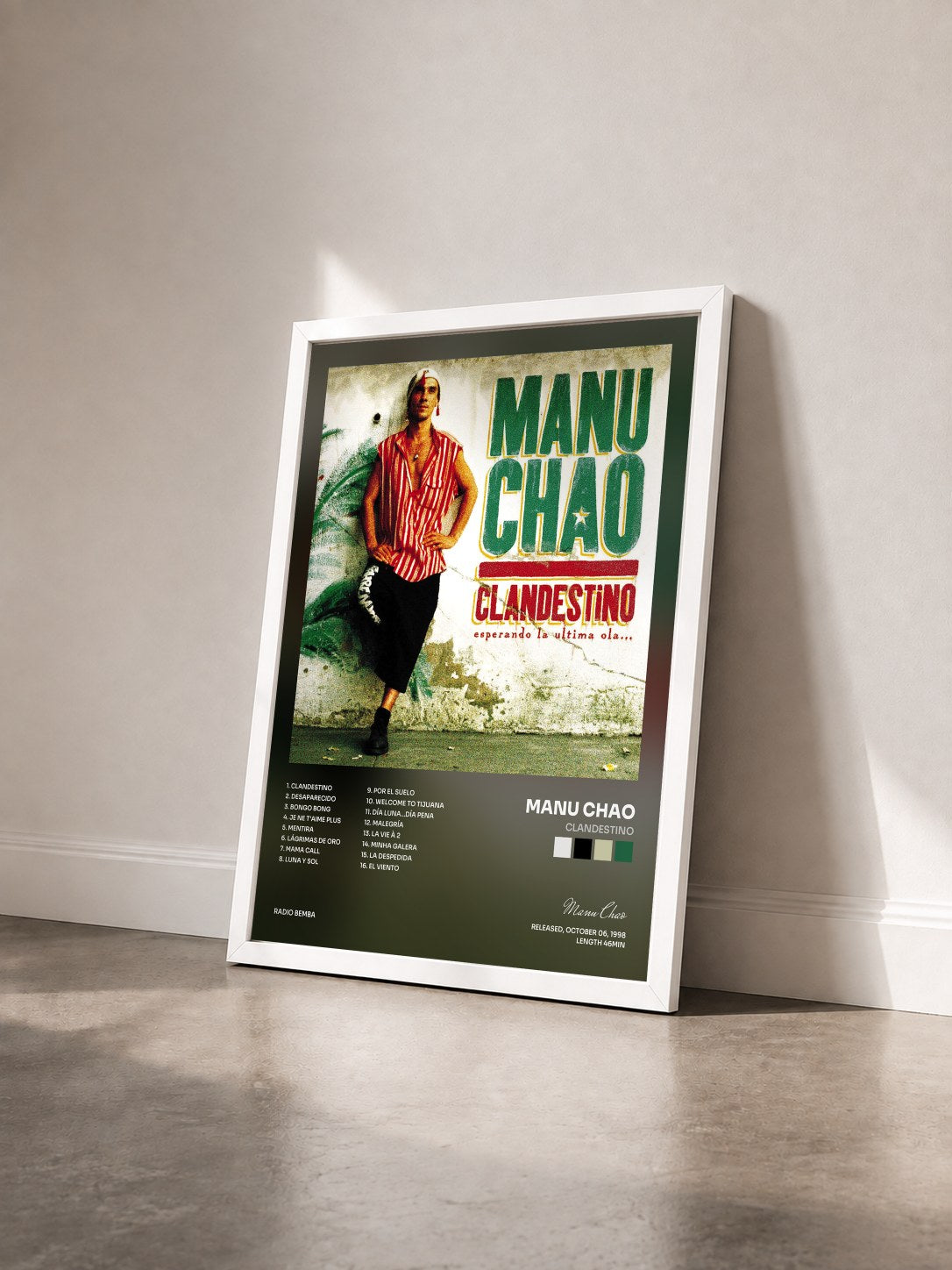 #blanc Tableau de l'album Clandestino de Manu Chao vu de trois quarts, cadre blanc