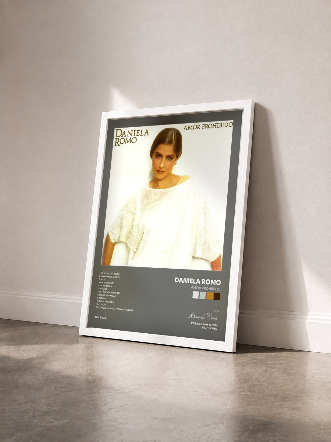#blanc Tableau de l'album Amor prohibido de Daniela Romo vu de trois quarts, cadre blanc