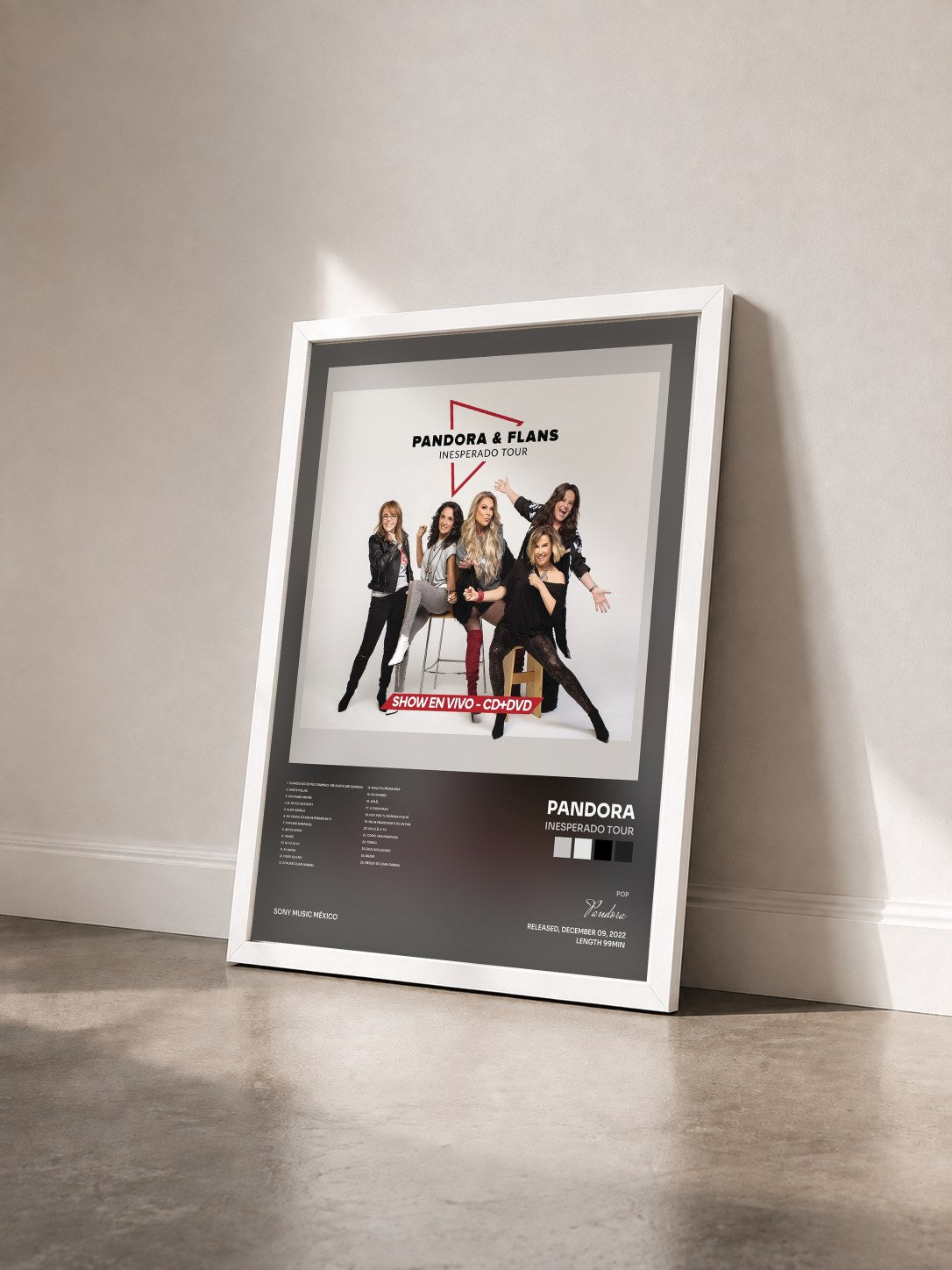 #blanc Tableau de l'album Inesperado Tour de Pandora vu de trois quarts, cadre blanc