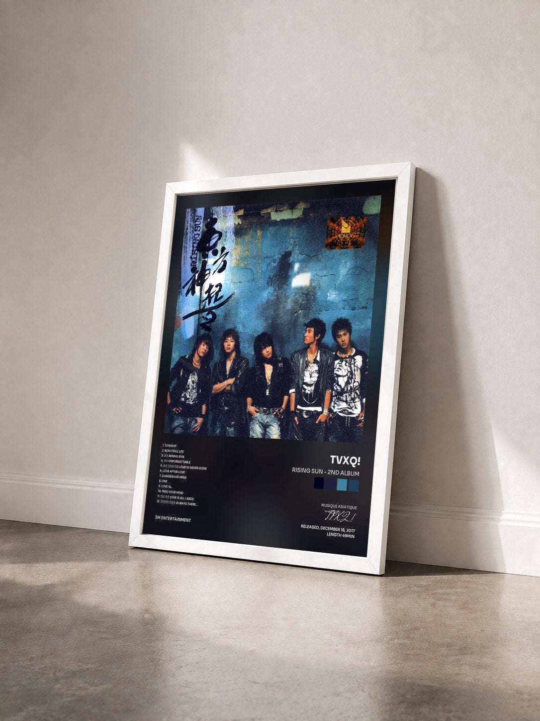 #blanc Tableau de l'album Rising Sun - 2nd Album de TVXQ! vu de trois quarts, cadre blanc