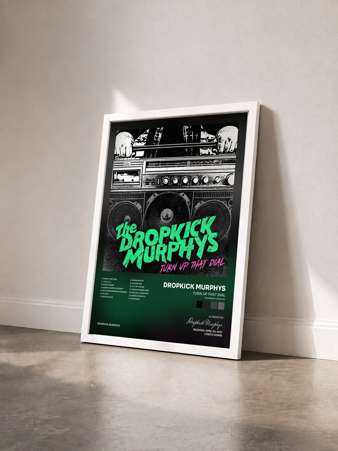 #blanc Tableau de l'album Turn Up That Dial (Expanded Version) de Dropkick Murphys vu de trois quarts, cadre blanc