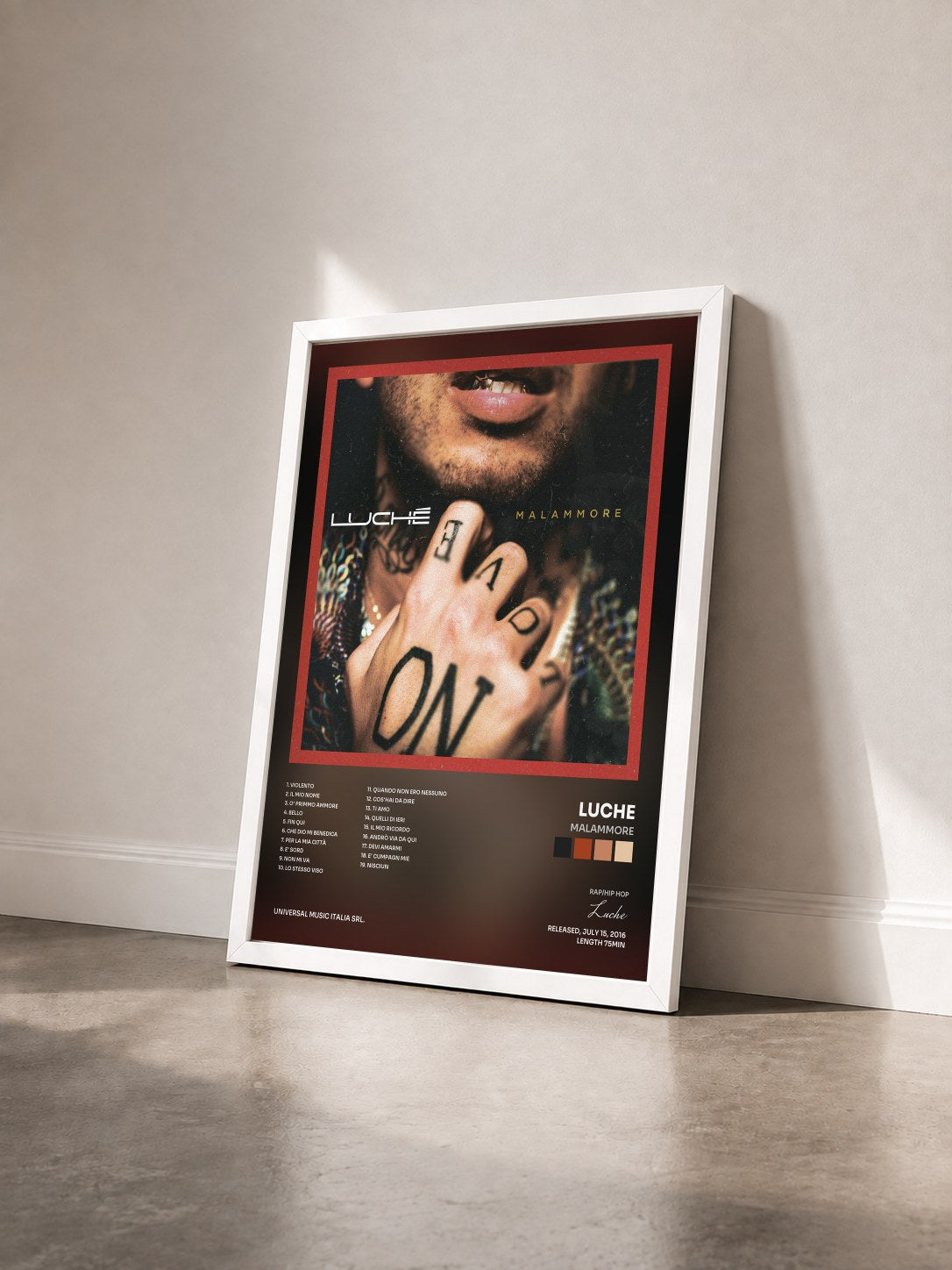 #blanc Tableau de l'album Malammore de Luche vu de trois quarts, cadre blanc