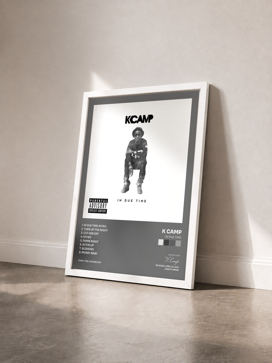 #blanc Tableau de l'album In Due Time de K Camp vu de trois quarts, cadre blanc